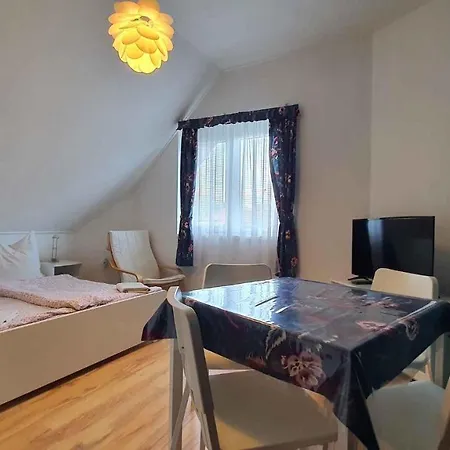 Two-bedroom Near 5