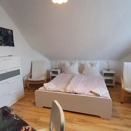 Two-bedroom Near 5 Apartment *