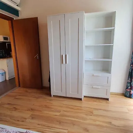 Two-bedroom Near 5