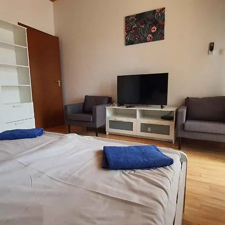 Two-bedroom Near 5 דירה שיופוק