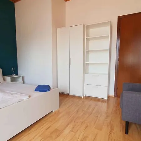 Two-bedroom Near 5 דירה שיופוק